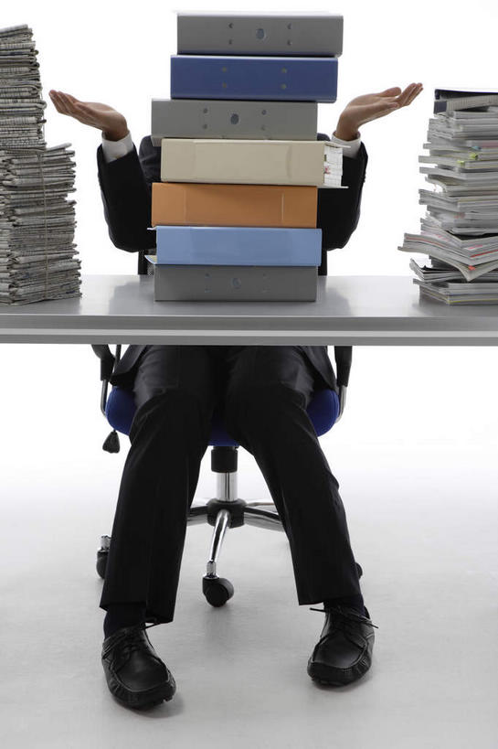 东方人,一个人,商务人士,商务男性,商务女性,坐,竖图,室内,白天,白色背景,正面,衬衫,桌子,书籍,椅子,亚洲,仅一个男性,仅一个人,一堆,阴影,堆叠,堆积,套装,光线,影子,办公桌,灯光,文件夹,黄种人,仅一个年轻男性,会议椅,双手摊开,无奈,摄影,影棚,堆,遗憾,烦恼,办公椅,文件盒,商务装,工薪阶层,可惜,无计可施,惋惜,怜惜,无语,商务椅,培训椅,男人,男性,年轻男性,亚洲人,白领,上班族,书,图书,坐着,彩图,全身,影棚拍摄,衬衣,拍摄