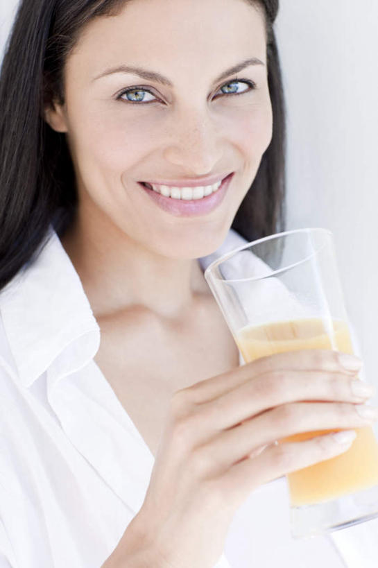 果汁,西方人,一个人,站,笑,微笑,露齿笑,竖图,室内,特写,白天,正面,幸福,杯子,欧洲,欧洲人,仅一个年轻女性,仅一个女性,仅一个人,握,服装,朦胧,模糊,橙汁,辉煌,拿,拿着,注视,休闲装,玻璃制品,饮料,衣服,水杯,观察,看,站着,休闲,温暖,休闲服,橙色,握着,服饰,活泼,观看,华丽,暖色,察看,关注,温情,炽热,响亮,跃动,甜蜜,年轻女性,女人,女性,白种人,玻璃杯,站立,半身,彩图,愉快