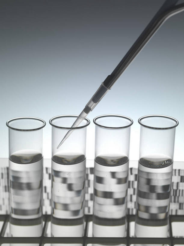 无人,竖图,室内,特写,白天,正面,实验,仪器,水,杯子,一排,阴影,灰色背景,研究,整齐,透明,反射,分析,科学,化学,基因,测试,滴管,试管,液体,影子,实验室,水滴,研究室,玻璃制品,排列,一个,玻璃瓶,瓶子,四个,器皿,生物,摄影,影棚,遗传,单个,脱氧核糖核酸,队列,计量,试验室,玻璃仪器,试验耗材,实验用品,吸液管,移液管,DNA分子,去氧核糖核酸,遗传信息,遗传因子,遗传学,通明,玻璃杯,彩图,影棚拍摄,拍摄,DNA图谱,基因图,基因图谱