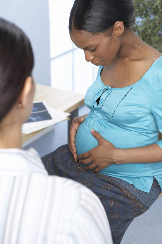 西方人,孕妇,腹部,两个人,医生,坐,笑,摸,说,微笑,露齿笑,竖图,俯视,照片,室内,白天,讨论,窗户,床,落地窗,欧洲,非洲,黑人,欧洲人,抚摸,握,指,阴影,服装,检查,光线,医学,影子,床单,拿,图像,拿着,注视,休闲装,方向,被子,裸露,玻璃窗,衣服,观察,看,手势,医护人员,医疗人员,休闲,怀孕,休闲服,握着,摄影,服饰,单人床,观看,察看,检测,被单,指向,待产,食指,白大褂,关注,B超,红外线,裸,妊娠,准妈妈,图象,交流,年轻女性,女人,女性,白种人,非洲人,腹,肚子,产妇,大夫,相片,触摸,沟通,讲话,交谈,接触,商讨,说话,谈话,坐着,半身,彩图,高角度拍摄,拍摄,照相