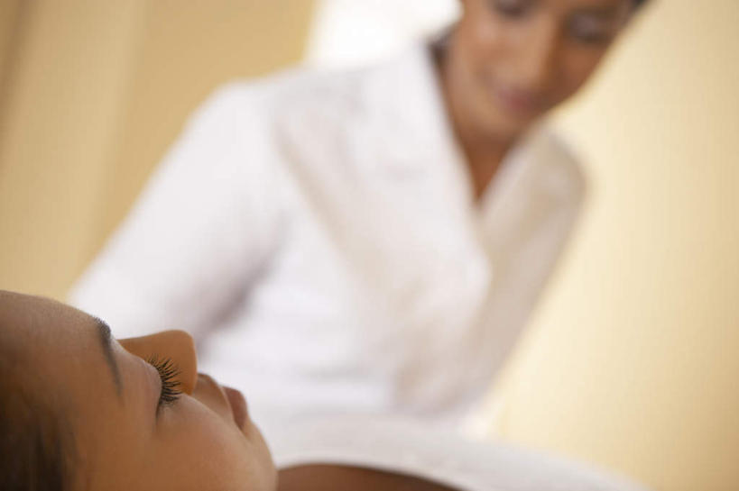 西方人,两个人,按摩师,站,躺,闭眼,横图,室内,白天,仰视,工作服,制服,按摩,欧洲,欧洲人,阴影,朦胧,模糊,光线,影子,墙,注视,墙壁,墙面,阳光,低头,观察,看,站着,观看,察看,关注,指压,工作制服,年轻女性,女人,女性,白种人,技师,闭眼睛,闭着眼,闭着眼睛,躺着,站立,半身,彩图,低角度拍摄,工作套服,推拿