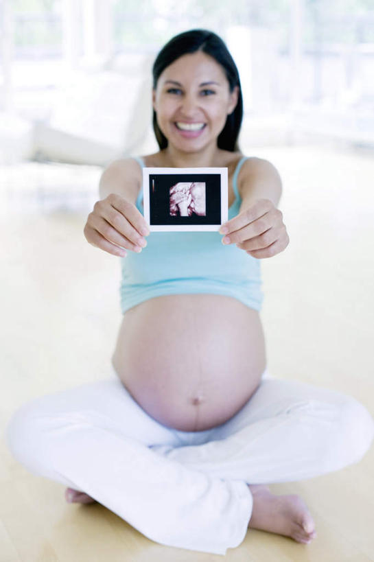 东方人,孕妇,一个人,坐,笑,盘腿,微笑,露齿笑,竖图,室内,白天,正面,植物,窗户,地板,落地窗,亚洲,仅一个年轻女性,仅一个女性,仅一个人,一张,握,阴影,服装,朦胧,模糊,光线,影子,地面,拿,图像,拿着,注视,休闲装,黄种人,木地板,玻璃窗,树,树木,衣服,绿色,阳光,自然,观察,看,休闲,怀孕,休闲服,握着,服饰,生长,成长,观看,察看,待产,关注,妊娠,准妈妈,图象,年轻女性,女人,女性,亚洲人,产妇,盘腿而坐,盘膝,盘着腿的,盘着腿坐,双腿交叉,坐着,彩图,全身