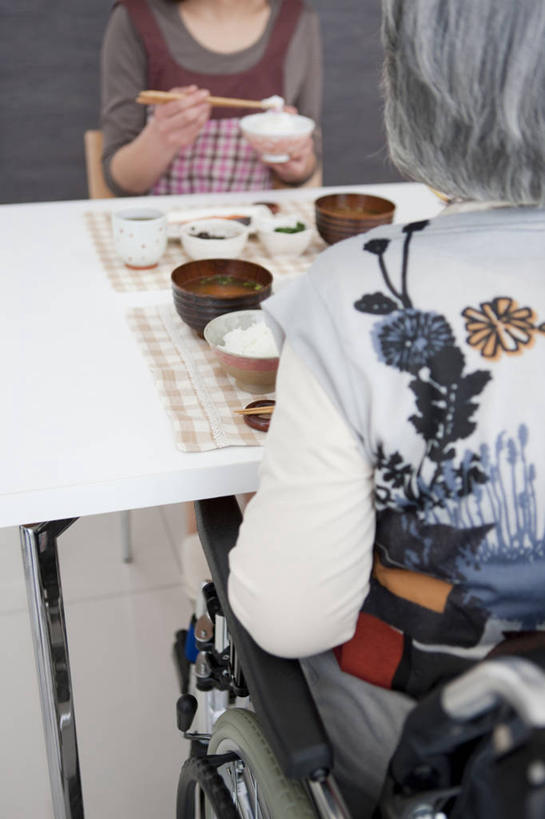 东方人,背部,两个人,家庭,母亲,女儿,坐,竖图,室内,白天,正面,烹饪,餐桌,筷子,桌子,餐具,亚洲,握,服装,碟子,工具,盘,围裙,陶瓷,日本料理,料理,食品,陶瓷制品,拿,拿着,休闲装,黄种人,文化,传统,菜肴,美食,相视,食物,衣服,盘子,轮椅,容器,碟,碗,日式料理,复健,休闲,康复,日式,温暖,温馨,母女,一家人,面对面,休闲服,器械,母爱,握着,服饰,佳肴,餐台,储藏,对视,礼节,和睦,医疗设备,互视,储存,医疗器械,礼仪,相对,医疗工具,相看,辅助设备,老年女性,女人,女性,中年女性,亚洲人,进餐用具,坐着,半身,彩图,融洽,贮存