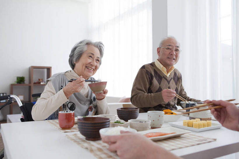 东方人,中年人,老年人,三个人,家庭,夫妻,母亲,父亲,女儿,坐,笑,微笑,露齿笑,横图,室内,白天,正面,爱情,烹饪,餐桌,窗户,筷子,桌子,餐具,亚洲,握,服装,碟子,工具,盘,陶瓷,日本料理,料理,食品,陶瓷制品,浪漫,拿,置物架,拿着,注视,休闲装,黄种人,文化,传统,菜肴,美食,玻璃窗,架子,食物,衣服,盘子,轮椅,容器,碟,碗,日式料理,复健,观察,看,休闲,康复,日式,温暖,温馨,父女,母女,三口之家,一家人,休闲服,器械,恩爱,父爱,母爱,握着,恋人,服饰,佳肴,餐台,观看,储藏,礼节,和睦,察看,医疗设备,储存,关注,医疗器械,礼仪,陈列架,医疗工具,辅助设备,搁架,老年男性,老年女性,男人,男性,女人,女性,中年女性,亚洲人,夫妇,情侣,进餐用具,坐着,半身,彩图,伴侣,融洽,贮存