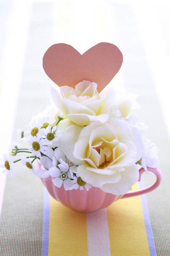 无人,竖图,俯视,室内,特写,白天,爱情,幸福,纯洁,热情,桌面,桌子,玫瑰,杯子,阴影,条纹,爱心,装饰,盛开,反射,影子,陶瓷,玫瑰花,陶瓷制品,浪漫,花蕾,花,花瓣,花朵,鲜花,一个,白色,水杯,花苞,花蕊,温暖,温馨,心形,恩爱,甘菊,单个,华丽,修饰,点缀,和睦,感动,杭菊花,衬托,美观,雅致,雅观,尊敬,高尚,杭白菊,天真,刺玫花,徘徊花,心型,茶杯,彩图,高角度拍摄,融洽