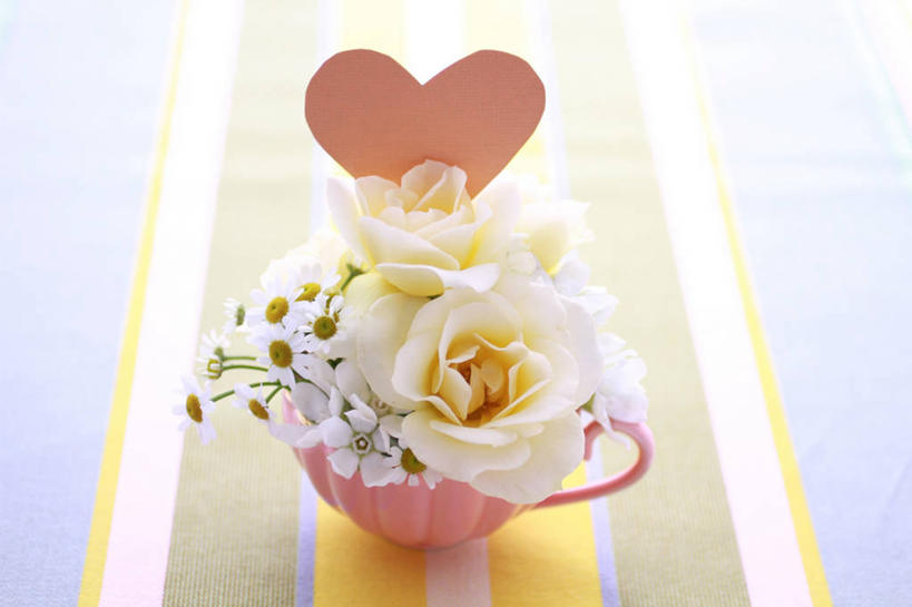 无人,横图,俯视,室内,特写,白天,爱情,幸福,纯洁,热情,桌面,桌子,玫瑰,杯子,阴影,条纹,爱心,装饰,盛开,反射,影子,陶瓷,玫瑰花,陶瓷制品,浪漫,花蕾,花,花瓣,花朵,鲜花,一个,白色,水杯,花苞,花蕊,温暖,温馨,心形,恩爱,甘菊,单个,华丽,修饰,点缀,和睦,感动,杭菊花,衬托,美观,雅致,雅观,尊敬,高尚,杭白菊,天真,刺玫花,徘徊花,心型,茶杯,彩图,高角度拍摄,融洽