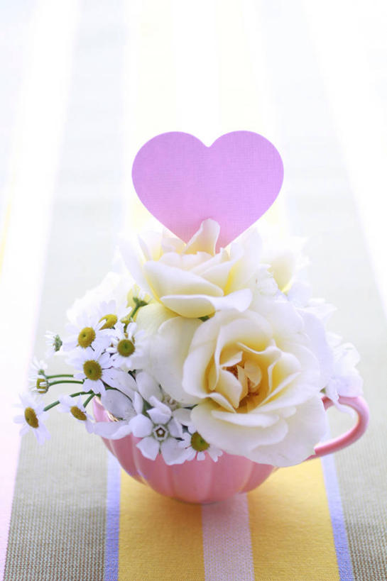 无人,竖图,俯视,室内,特写,白天,爱情,幸福,纯洁,热情,桌面,桌子,玫瑰,杯子,阴影,条纹,爱心,装饰,盛开,反射,影子,陶瓷,玫瑰花,陶瓷制品,浪漫,花蕾,花,花瓣,花朵,鲜花,一个,紫色,白色,水杯,花苞,花蕊,温暖,温馨,心形,恩爱,甘菊,单个,华丽,修饰,点缀,和睦,感动,杭菊花,衬托,美观,雅致,雅观,尊敬,高尚,杭白菊,天真,刺玫花,徘徊花,心型,茶杯,彩图,高角度拍摄,融洽