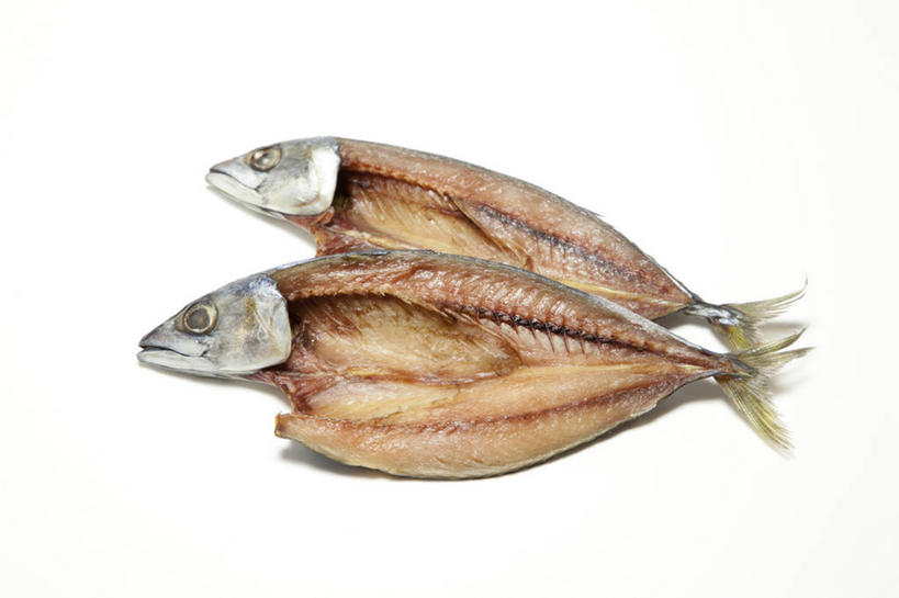 海鲜,无人,横图,俯视,室内,特写,白天,白色背景,餐桌,桌子,两条,阴影,反射,鱼,影子,鲭鱼,水产,鱼类,海洋生物,腌制,摄影,影棚,餐台,花池鱼,花鲱,花鳀,青花鱼,鲐鲅鱼,油胴鱼,水生动物,海产品,水生物,海底动物,彩图,高角度拍摄,全身,影棚拍摄,拍摄