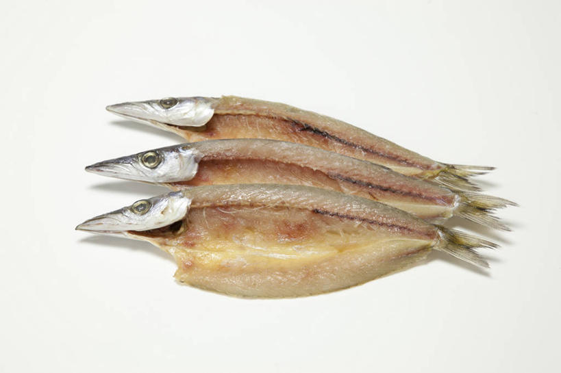 海鲜,无人,横图,俯视,室内,特写,白天,白色背景,餐桌,桌子,阴影,反射,鱼,影子,鲭鱼,水产,鱼类,海洋生物,腌制,摄影,影棚,三条,餐台,花池鱼,花鲱,花鳀,青花鱼,鲐鲅鱼,油胴鱼,水生动物,海产品,水生物,海底动物,彩图,高角度拍摄,全身,影棚拍摄,拍摄