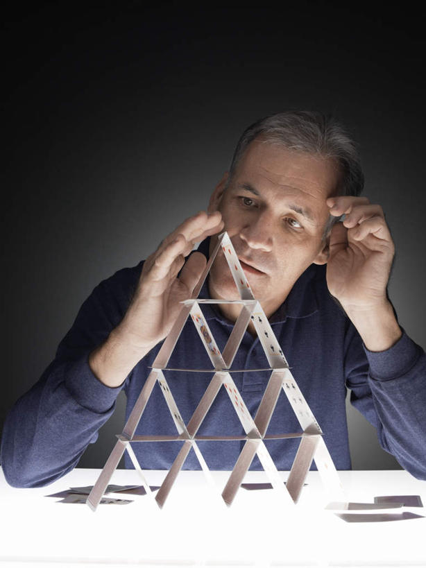 西方人,脸,头,脸颊,肩,头发,一个人,坐,摸,竖图,室内,特写,白天,正面,游戏,赌博,贪欲,竞争,桌子,纸牌,玩具,扑克,欧洲,欧洲人,仅一个男性,仅一个人,抚摸,阴影,堆叠,黑色背景,服装,光线,三角形,影子,玩,注视,休闲装,娱乐,书桌,刺激,肩膀,排列,衣服,黑色,课桌,观察,看,仅一个老年男性,休闲,思考,休闲服,考虑,摄影,服饰,影棚,观看,活动,冥想,察看,队列,发泄,关注,消遣,智力,赌具,投机,侥幸,欲望,宣泄,全神贯注,老年男性,男人,男性,白种人,头部,脸部,脸蛋,面部,触摸,接触,玩耍,嬉戏,坐着,半身,彩图,影棚拍摄,拍摄,胜负,输赢,短发