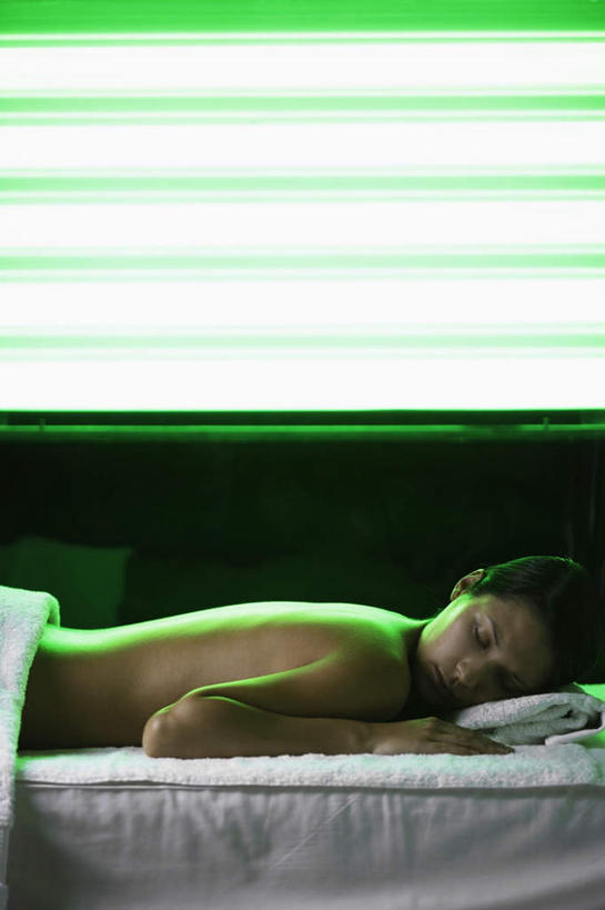 西方人,一个人,模特,躺,闭眼,竖图,室内,白天,侧面,按摩,美容,床,欧洲,欧洲人,仅一个年轻女性,仅一个女性,仅一个人,护肤,阴影,朦胧,模糊,光线,影子,灯光,床单,被子,裸露,绿色,趴着,双手摊开,保养,享受,休闲,放松,放,SPA水疗,保健,温泉浴场,单人床,赤裸,后背,被单,裸,养颜,卧着,年轻女性,女人,女性,白种人,矿泉疗养地,模特儿,闭眼睛,闭着眼,闭着眼睛,趴,躺着,卧,半身,彩图,水疗