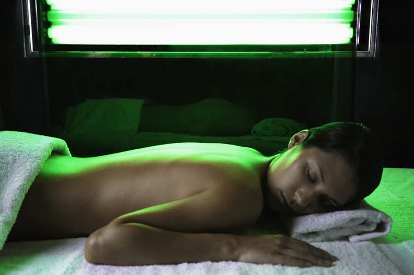 西方人,一个人,模特,躺,闭眼,横图,俯视,室内,白天,按摩,美容,床,欧洲,欧洲人,仅一个年轻女性,仅一个女性,仅一个人,护肤,阴影,朦胧,模糊,光线,影子,灯光,床单,被子,裸露,绿色,趴着,双手摊开,保养,享受,休闲,放松,放,SPA水疗,保健,温泉浴场,单人床,赤裸,后背,被单,裸,养颜,卧着,年轻女性,女人,女性,白种人,矿泉疗养地,模特儿,闭眼睛,闭着眼,闭着眼睛,趴,躺着,卧,半身,彩图,高角度拍摄,水疗