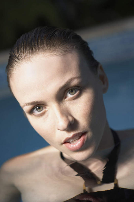 西方人,脸,头,脸颊,一个人,游泳池,笑,微笑,露齿笑,竖图,俯视,室内,特写,白天,泳装,水,欧洲,欧洲人,仅一个年轻女性,仅一个女性,仅一个人,水池,水面,注视,泳池,肩膀,观察,看,观看,察看,游泳馆,关注,潜,连体泳衣,年轻女性,女人,女性,白种人,头部,脸部,脸蛋,面部,抬头,仰头,半身,彩图,高角度拍摄,泳衣