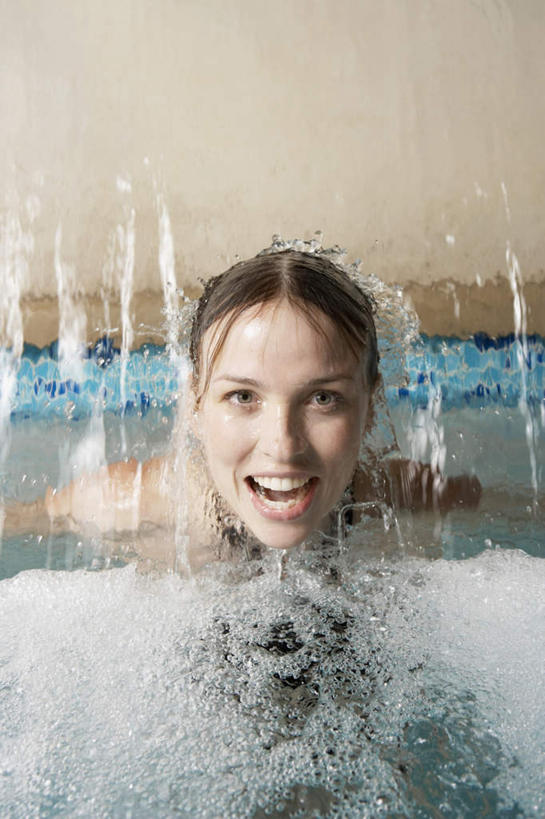 西方人,脸,头,脸颊,一个人,游泳池,笑,微笑,露齿笑,竖图,室内,特写,白天,正面,泳装,旅游,度假,水,欧洲,欧洲人,仅一个年轻女性,仅一个女性,仅一个人,飞溅,朦胧,模糊,溅,液体,墙,水池,水滴,水花,水面,注视,娱乐,泳池,肩膀,墙壁,墙面,水珠,观察,看,享受,休闲,放松,观看,察看,游泳馆,关注,喷洒,潜,连体泳衣,年轻女性,女人,女性,白种人,头部,脸部,脸蛋,面部,半身,彩图,泳衣