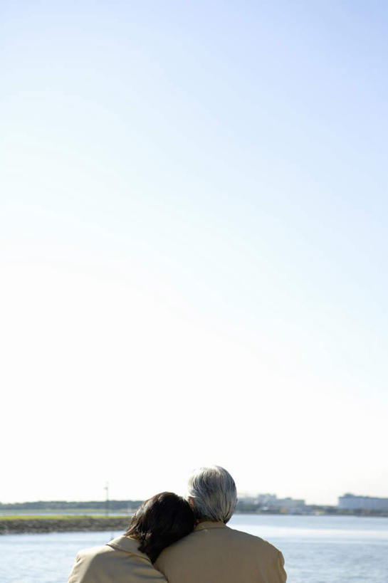 东方人,两个人,夫妻,家,坐,竖图,室外,白天,爱情,草地,草坪,海浪,海洋,植物,亚洲,房屋,屋子,浪花,水平线,辽阔,海平线,浪漫,注视,黄种人,楼房,住宅,草,背面,蓝色,绿色,蓝天,天空,海水,天,靠,广阔,恩爱,恋人,一望无际,海景,无边无际,一马平川,老年男性,老年女性,男人,男性,女人,女性,亚洲人,情侣,大海,风浪,海,海水的波动,近岸浪,涌浪,坐着,半身,彩图,房子,伴侣,水天相接,水天一线