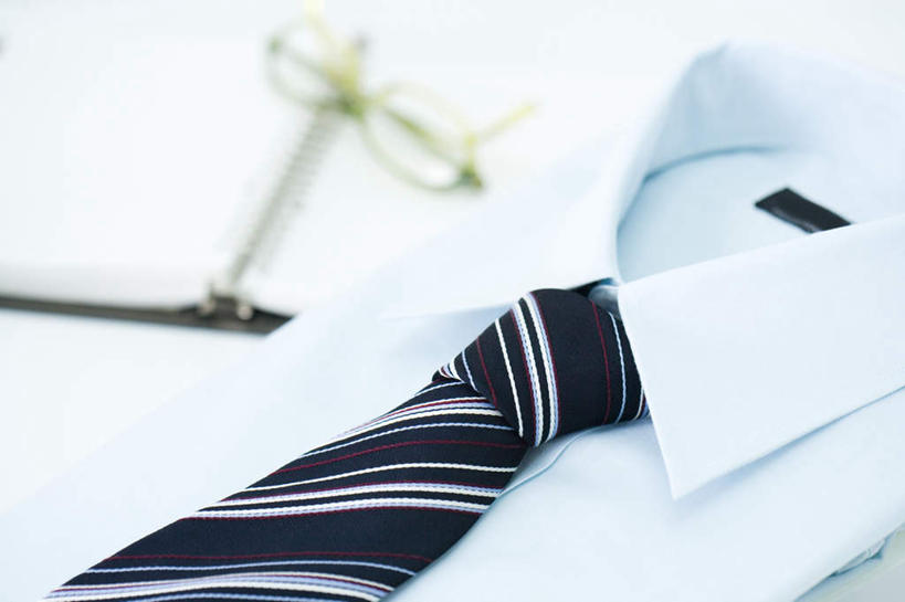 无人,横图,俯视,室内,特写,白天,衬衫,桌面,桌子,静物,一本,朦胧,模糊,木制,眼镜,备忘录,记事本,领带,本子,笔记本,木制品,一件,摄影,影棚,象征,庄重,身份,近视眼镜,正式,地位,彩图,高角度拍摄,影棚拍摄,衬衣,拍摄