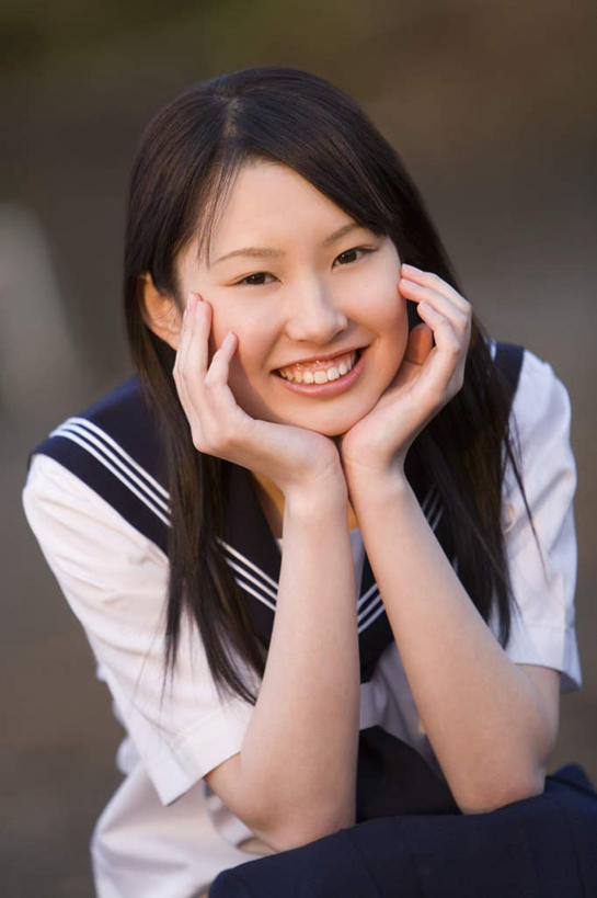 东方人,一个人,蹲,笑,微笑,露齿笑,竖图,室外,白天,正面,制服,亚洲,仅一个年轻女性,仅一个女性,仅一个人,撑,服装,朦胧,模糊,托腮,注视,黄种人,观察,看,托,校服,观看,察看,关注,托下巴,学生服,年轻女性,女人,女性,亚洲人,蹲着,半身,彩图