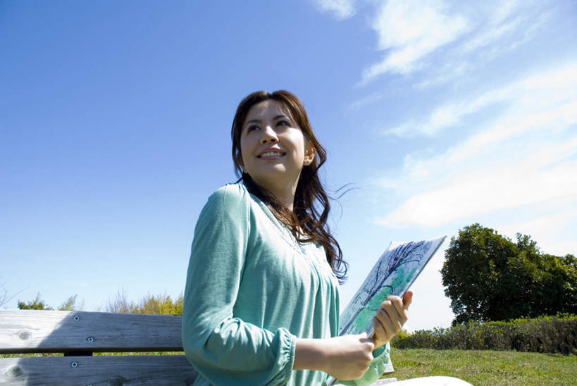 东方人,一个人,坐,笑,微笑,露齿笑,横图,室外,白天,仰视,旅游,度假,草地,草坪,美景,树林,植物,椅子,亚洲,仅一个年轻女性,仅一个女性,仅一个人,握,阴影,服装,光线,影子,木椅,景观,云,云朵,拿,云彩,拿着,注视,休闲装,黄种人,娱乐,画,草,树,树木,衣服,蓝色,绿色,白云,蓝天,天空,阳光,自然,天,观察,看,享受,休闲,休闲服,景色,放松,握着,服饰,生长,晴朗,成长,观看,察看,关注,自然风光,户外运动,素描簿,年轻女性,女人,女性,亚洲人,晴空,坐着,半身,彩图,低角度拍摄