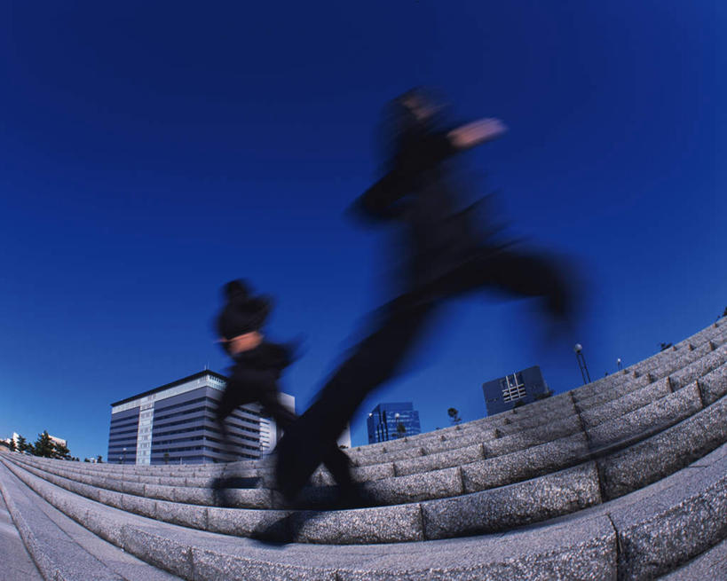 东方人,两个人,伙伴,朋友,商务人士,商务男性,高楼大厦,站,跑,横图,室外,白天,侧面,广角镜头,鱼眼镜头,衬衫,锻炼,友谊,运动,楼梯,大厦,建筑,摩天大楼,亚洲,阴影,套装,朦胧,模糊,光线,影子,阶梯,黄种人,台阶,蓝色,蓝天,天空,阳光,天,站着,商务装,工薪阶层,体育,友情,男人,男性,年轻男性,亚洲人,白领,上班族,跑步,站立,彩图,全身,衬衣,健身,大楼,高层建筑,高楼,摩天楼