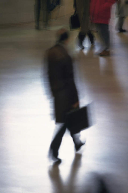 西方人,商务人士,商务男性,站,走,竖图,俯视,室内,白天,衬衫,西装,道路,路,欧洲,欧洲人,阴影,套装,正装,朦胧,模糊,光线,包,公文包,影子,交通,许多人,职业装,阳光,站着,一群人,提,公事包,提着,商务装,工薪阶层,男人,男性,年轻男性,年轻女性,女人,女性,白种人,白领,上班族,步行,站立,走路,彩图,高角度拍摄,全身,衬衣