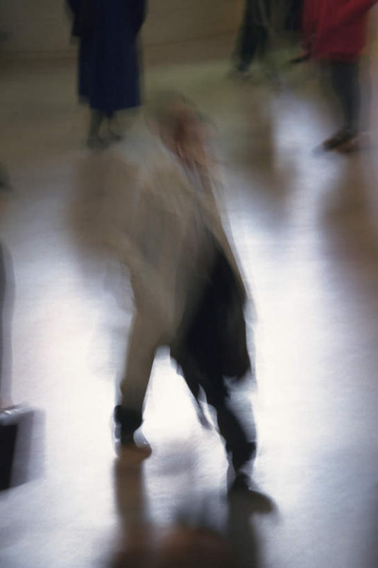 西方人,商务人士,商务男性,站,走,竖图,俯视,室内,白天,衬衫,西装,道路,路,欧洲,欧洲人,阴影,套装,正装,朦胧,模糊,光线,包,公文包,影子,交通,许多人,职业装,阳光,站着,一群人,提,公事包,提着,商务装,工薪阶层,男人,男性,年轻男性,年轻女性,女人,女性,白种人,白领,上班族,步行,站立,走路,彩图,高角度拍摄,全身,衬衣