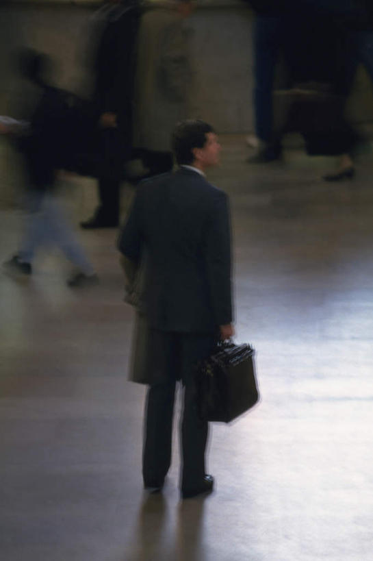 西方人,商务人士,商务男性,站,走,竖图,俯视,室内,白天,衬衫,西装,道路,路,欧洲,欧洲人,阴影,套装,正装,朦胧,模糊,光线,包,公文包,影子,交通,许多人,职业装,阳光,站着,一群人,提,公事包,提着,商务装,工薪阶层,男人,男性,年轻男性,年轻女性,女人,女性,白种人,白领,上班族,步行,站立,走路,彩图,高角度拍摄,全身,衬衣