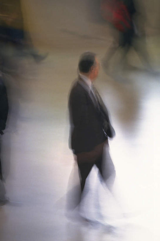 西方人,商务人士,商务男性,站,走,竖图,俯视,室内,白天,衬衫,西装,道路,路,欧洲,欧洲人,阴影,套装,正装,朦胧,模糊,光线,包,公文包,影子,交通,许多人,职业装,阳光,站着,一群人,提,公事包,提着,商务装,工薪阶层,男人,男性,年轻男性,年轻女性,女人,女性,白种人,白领,上班族,步行,站立,走路,彩图,高角度拍摄,全身,衬衣