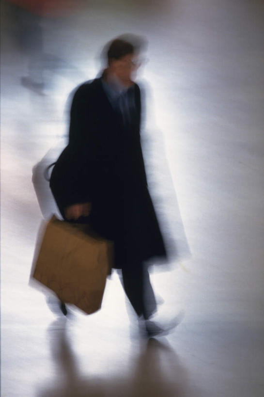 西方人,一个人,商务人士,商务女性,站,走,竖图,俯视,室内,白天,道路,路,欧洲,欧洲人,仅一个年轻女性,仅一个女性,仅一个人,阴影,套装,朦胧,模糊,光线,包,公文包,影子,交通,阳光,站着,提,公事包,提着,商务装,工薪阶层,年轻男性,年轻女性,女人,女性,白种人,白领,上班族,步行,站立,走路,彩图,高角度拍摄,全身