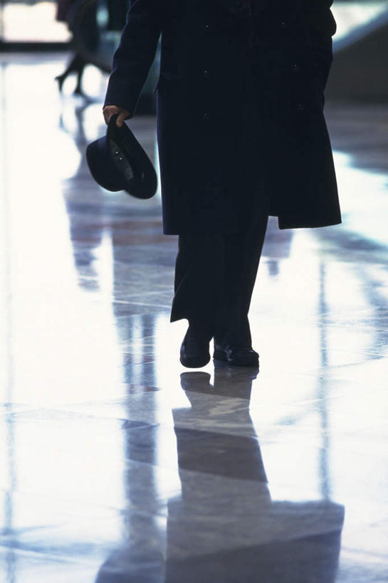 西方人,三个人,商务人士,商务男性,站,走,竖图,俯视,室内,白天,衬衫,西装,道路,路,帽子,欧洲,欧洲人,握,阴影,套装,正装,朦胧,模糊,光线,包,公文包,影子,交通,拿,拿着,职业装,阳光,遮阳帽,站着,提,握着,公事包,提着,商务装,工薪阶层,男人,男性,年轻男性,年轻女性,女人,女性,白种人,白领,上班族,步行,站立,走路,半身,彩图,高角度拍摄,衬衣