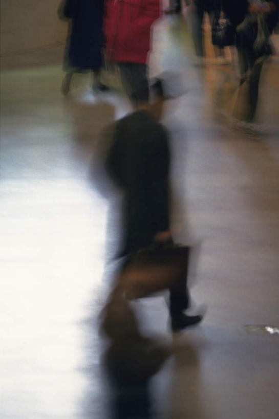 西方人,商务人士,商务男性,站,走,竖图,俯视,室内,白天,衬衫,西装,道路,路,欧洲,欧洲人,阴影,套装,正装,朦胧,模糊,光线,包,公文包,影子,交通,许多人,职业装,阳光,站着,一群人,提,公事包,提着,商务装,工薪阶层,男人,男性,年轻男性,年轻女性,女人,女性,白种人,白领,上班族,步行,站立,走路,半身,彩图,高角度拍摄,衬衣