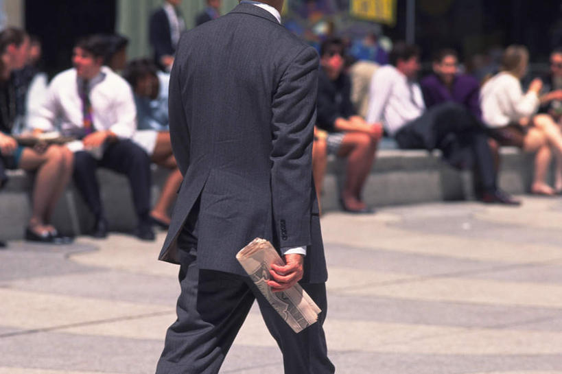 西方人,商务人士,商务男性,站,坐,走,横图,室外,白天,衬衫,西装,道路,路,报纸,欧洲,欧洲人,握,阴影,套装,正装,朦胧,模糊,光线,包,公文包,影子,交通,许多人,拿,拿着,职业装,背面,阳光,站着,一群人,提,握着,公事包,提着,商务装,工薪阶层,男人,男性,年轻男性,年轻女性,女人,女性,白种人,白领,上班族,步行,站立,走路,坐着,半身,彩图,衬衣