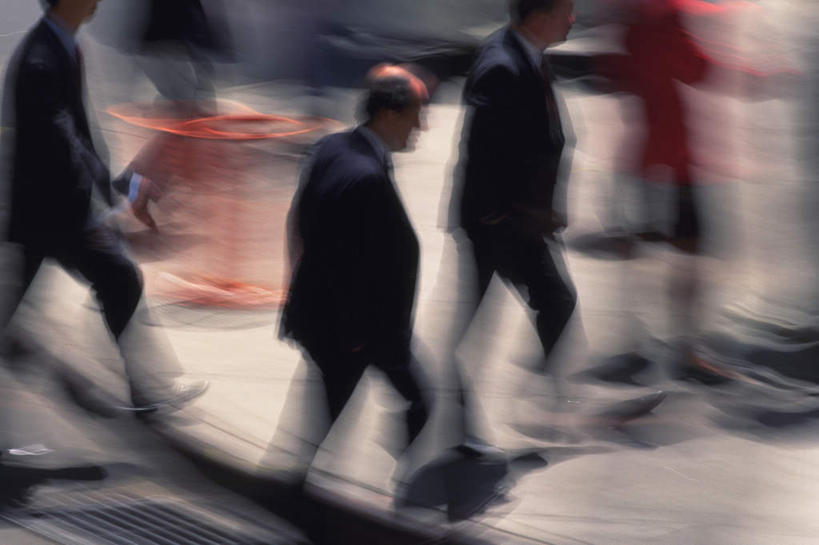 西方人,商务人士,商务男性,商务女性,走,横图,俯视,室外,白天,道路,路,公路,欧洲,欧洲人,阴影,套装,朦胧,模糊,光线,包,公文包,影子,交通,许多人,拿,拿着,阳光,一群人,提,公事包,提着,商务装,工薪阶层,男人,男性,女人,女性,中年男性,中年女性,白种人,白领,上班族,马路,步行,走路,半身,彩图,高角度拍摄