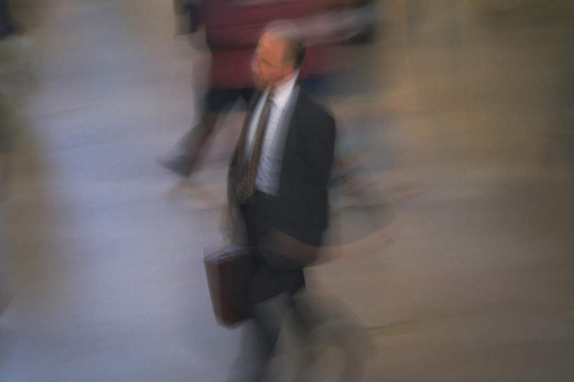 西方人,三个人,商务人士,商务男性,走,横图,俯视,室外,白天,道路,路,公路,欧洲,欧洲人,阴影,套装,朦胧,模糊,光线,包,公文包,影子,交通,阳光,提,公事包,提着,商务装,工薪阶层,男人,男性,年轻男性,年轻女性,女人,女性,白种人,白领,上班族,马路,步行,走路,半身,彩图,高角度拍摄