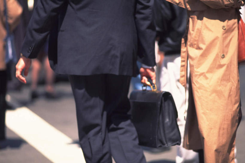 西方人,商务人士,商务男性,商务女性,站,走,横图,室外,白天,道路,路,公路,欧洲,欧洲人,阴影,套装,朦胧,模糊,光线,包,公文包,影子,交通,许多人,背面,阳光,站着,一群人,提,公事包,提着,商务装,工薪阶层,男人,男性,女人,女性,中年男性,中年女性,白种人,白领,上班族,马路,步行,站立,走路,半身,彩图