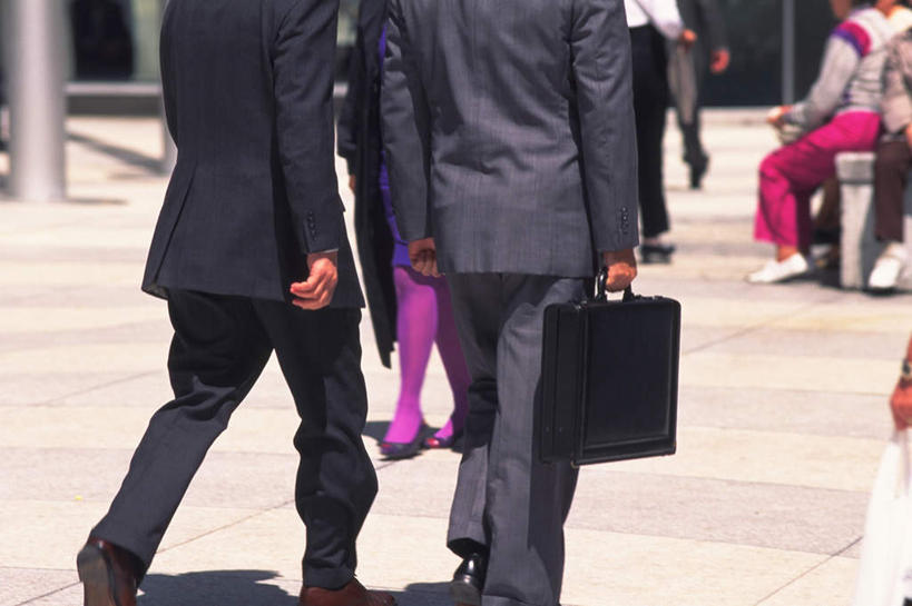 西方人,商务人士,商务男性,站,坐,走,横图,室外,白天,道路,路,公路,椅子,欧洲,欧洲人,阴影,套装,朦胧,模糊,光线,包,公文包,影子,许多人,背面,阳光,站着,一群人,提,公事包,提着,商务装,工薪阶层,男人,男性,年轻男性,年轻女性,女人,女性,白种人,白领,上班族,马路,步行,站立,走路,坐着,半身,彩图