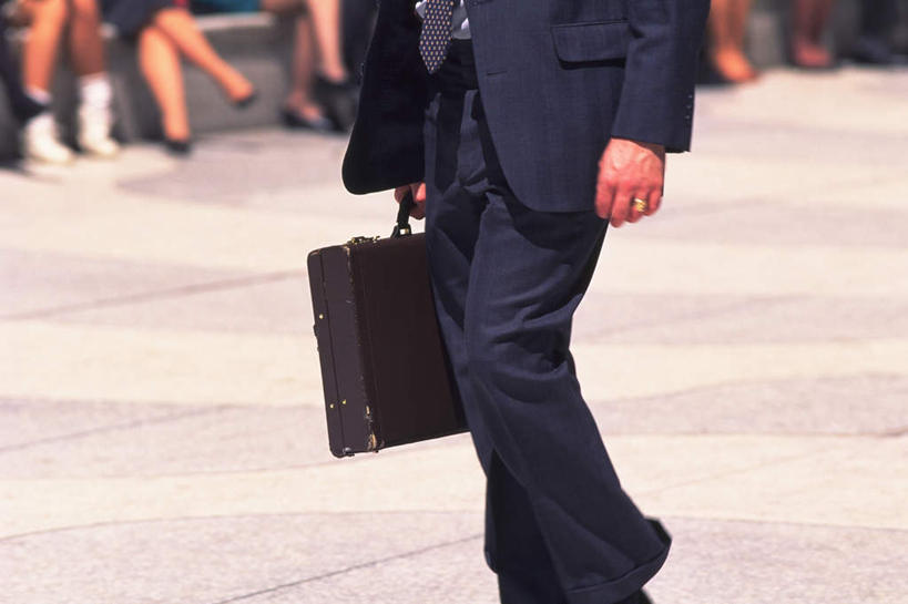 西方人,商务人士,商务男性,站,坐,走,横图,室外,白天,正面,道路,路,公路,椅子,欧洲,欧洲人,阴影,套装,朦胧,模糊,光线,包,公文包,影子,许多人,二郎腿,阳光,站着,一群人,提,公事包,提着,商务装,工薪阶层,男人,男性,年轻男性,年轻女性,女人,女性,白种人,白领,上班族,马路,步行,站立,走路,坐着,半身,彩图