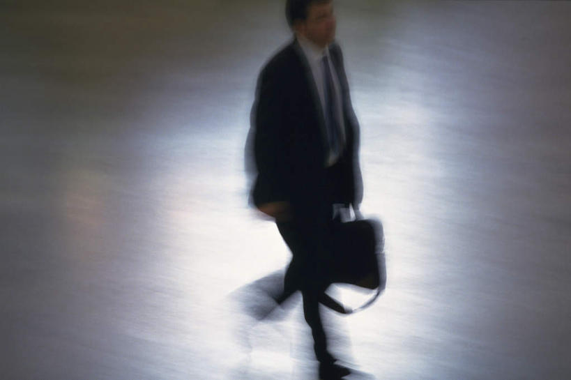 西方人,两个人,商务人士,商务男性,走,横图,俯视,室内,白天,道路,路,公路,欧洲,欧洲人,阴影,套装,朦胧,模糊,光线,包,公文包,影子,交通,阳光,提,公事包,提着,商务装,工薪阶层,男人,男性,年轻男性,年轻女性,女人,女性,白种人,白领,上班族,马路,步行,走路,彩图,高角度拍摄,全身