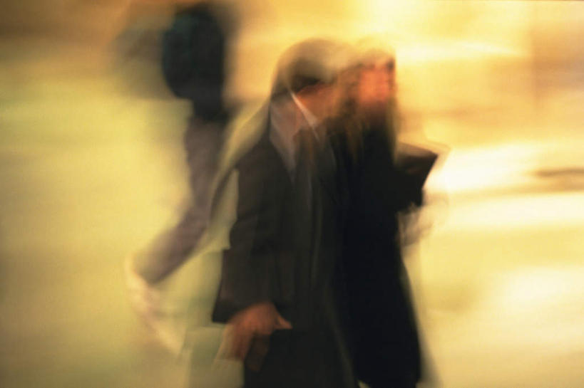 西方人,三个人,商务人士,商务男性,商务女性,站,走,横图,俯视,室外,白天,道路,路,公路,欧洲,欧洲人,握,阴影,套装,朦胧,模糊,光线,包,公文包,影子,拿,拿着,阳光,站着,提,握着,公事包,提着,商务装,工薪阶层,男人,男性,年轻男性,年轻女性,女人,女性,白种人,白领,上班族,马路,步行,站立,走路,半身,彩图,高角度拍摄