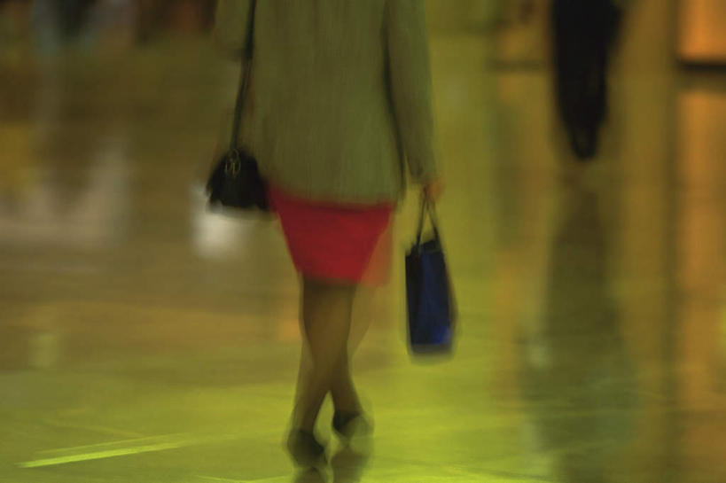 西方人,两个人,商务人士,商务女性,站,走,横图,室内,白天,购物,消费,道路,路,公路,袋子,欧洲,欧洲人,阴影,套装,朦胧,模糊,光线,包,包装袋,公文包,手提袋,影子,购物袋,背面,站着,提,金融,公事包,提着,购买,商务装,贸易,工薪阶层,男人,男性,年轻男性,年轻女性,女人,女性,白种人,白领,上班族,马路,步行,站立,走路,半身,彩图