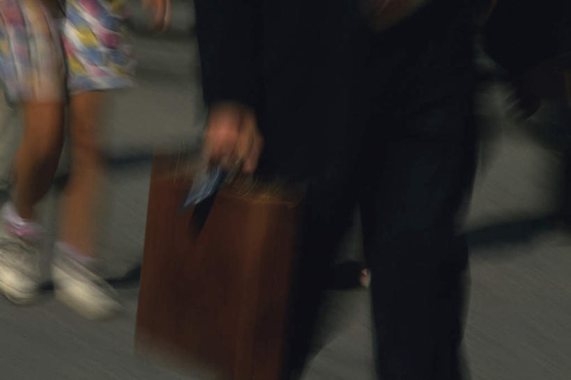 西方人,两个人,商务人士,商务男性,走,横图,室内,白天,正面,道路,路,公路,欧洲,欧洲人,阴影,套装,朦胧,模糊,光线,包,公文包,影子,交通,阳光,提,公事包,提着,商务装,工薪阶层,男人,男性,年轻男性,年轻女性,女人,女性,白种人,白领,上班族,马路,步行,走路,半身,彩图