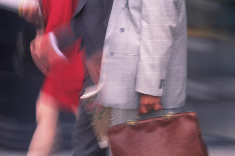 西方人,三个人,商务人士,商务男性,商务女性,走,横图,室外,白天,侧面,道路,路,公路,欧洲,欧洲人,阴影,套装,朦胧,模糊,光线,包,公文包,影子,交通,阳光,提,公事包,提着,商务装,工薪阶层,男人,男性,年轻男性,年轻女性,女人,女性,白种人,白领,上班族,马路,步行,走路,半身,彩图