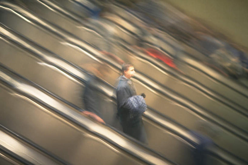 西方人,商务人士,商务男性,商务女性,站,走,横图,室内,白天,正面,电梯,欧洲,欧洲人,阴影,套装,光线,影子,交通,许多人,自动电梯,阳光,站着,一群人,运输,商务装,工薪阶层,男人,男性,年轻男性,年轻女性,女人,女性,白种人,白领,上班族,步行,站立,走路,半身,彩图