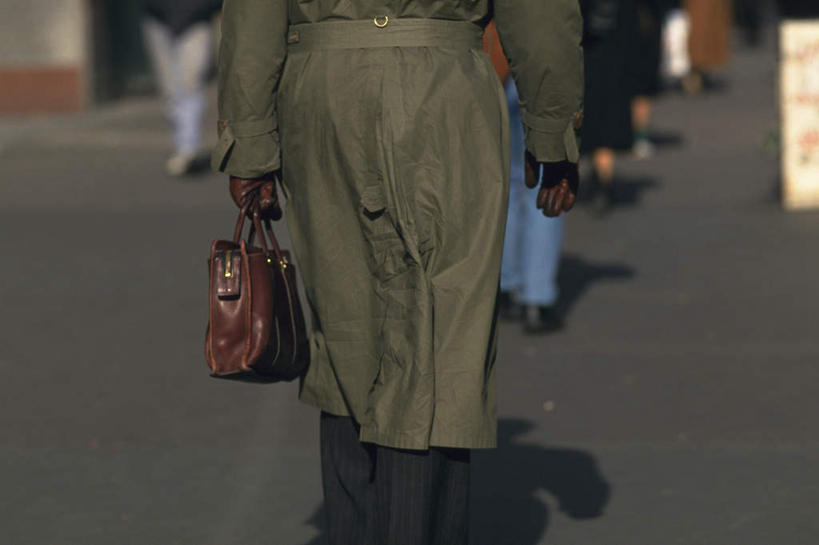 西方人,商务人士,商务男性,走,横图,室外,白天,衬衫,道路,路,公路,欧洲,欧洲人,阴影,套装,朦胧,模糊,光线,包,书包,影子,交通,许多人,背面,阳光,背包,一群人,提,出差,提着,商务装,工薪阶层,男人,男性,年轻男性,年轻女性,女人,女性,白种人,白领,上班族,马路,步行,走路,半身,彩图,衬衣,旅行,双肩包