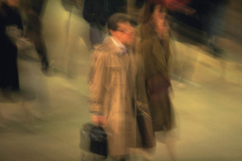 西方人,商务人士,商务男性,走,横图,俯视,室外,白天,衬衫,道路,路,公路,欧洲,欧洲人,阴影,套装,朦胧,模糊,光线,包,公文包,影子,交通,许多人,一群人,提,公事包,出差,提着,商务装,工薪阶层,男人,男性,年轻男性,年轻女性,女人,女性,白种人,白领,上班族,马路,步行,走路,半身,彩图,高角度拍摄,衬衣,旅行