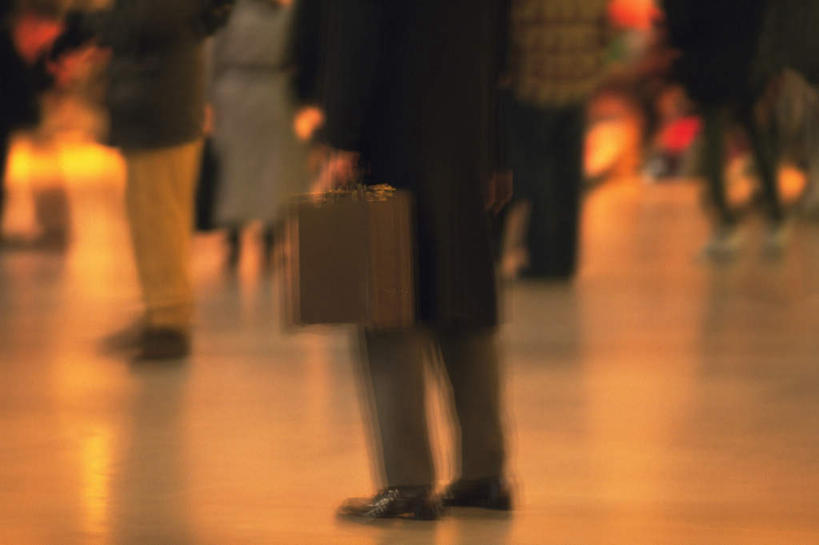 西方人,商务人士,商务男性,站,走,横图,室内,白天,衬衫,道路,路,公路,照明,欧洲,欧洲人,阴影,套装,朦胧,模糊,光线,包,公文包,影子,灯光,交通,许多人,灯,背面,阳光,站着,一群人,提,公事包,出差,照亮,提着,照明设备,商务装,工薪阶层,男人,男性,女人,女性,中年男性,中年女性,白种人,白领,上班族,马路,步行,站立,走路,半身,彩图,衬衣,旅行