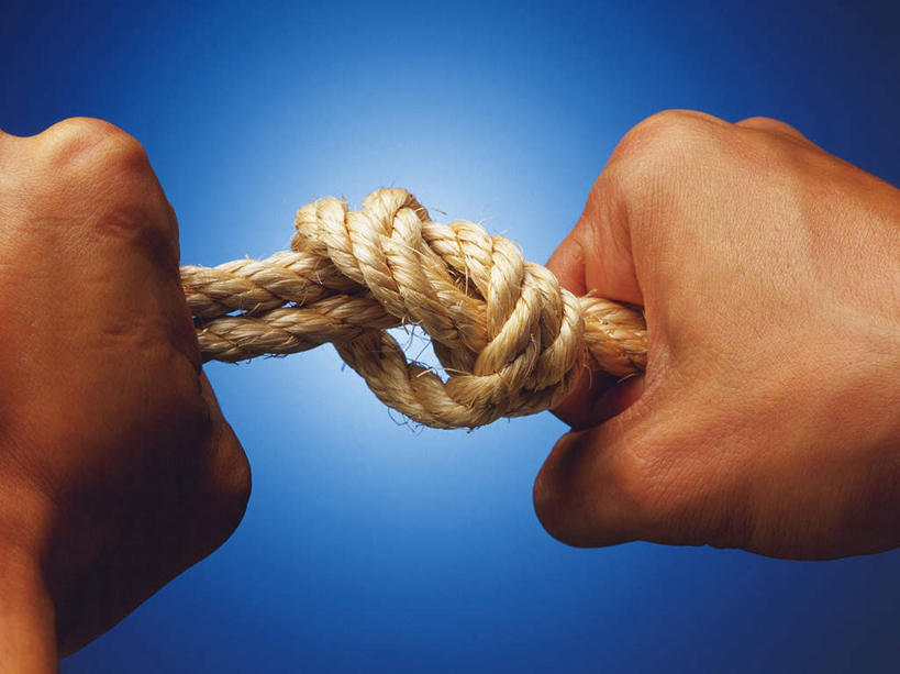 东方人,手,一个人,站,横图,室内,特写,白天,正面,亚洲,双手,仅一个男性,仅一个人,一根,连接,握,蓝色背景,组合,黄种人,结,仅一个年轻男性,绳子,站着,日本人,手部,握着,摄影,影棚,绳索,链接,紧固,拼接,拼凑,拼合,凑集,聚合,撮合,链结,牢固,男人,男性,年轻男性,亚洲人,站立,半身,彩图,影棚拍摄,拍摄