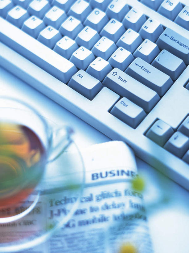 无人,竖图,俯视,室内,特写,白天,键盘,桌面,静物,报纸,杯子,餐具,一张,信息,英文,标志,碟子,盘,文字,字符,字母,一杯,输入设备,通讯设备,标识,玻璃制品,盘子,水杯,碟,摄影,影棚,英文字母,新闻,通信设备,玻璃杯,彩图,高角度拍摄,影棚拍摄,拍摄,报刊