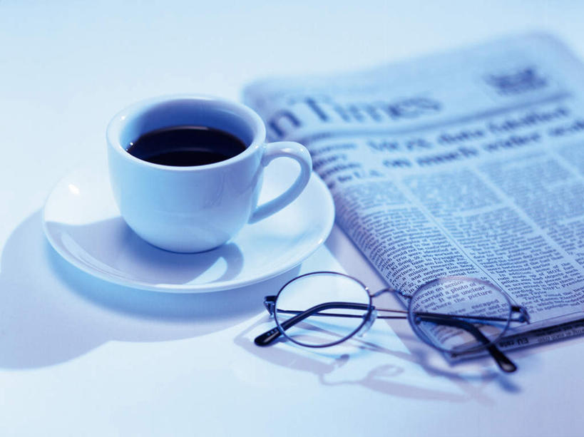 无人,办公室,横图,俯视,室内,特写,白天,办公楼,家具,桌子,写字楼,静物,报纸,杯子,餐具,一副,朦胧,模糊,信息,瓷器,碟子,盘,眼镜,办公桌,咖啡杯,陶瓷制品,纸张,盘子,碟,商务楼,新闻,瓷杯,近视眼镜,办公家具,彩图,高角度拍摄,大楼,报刊