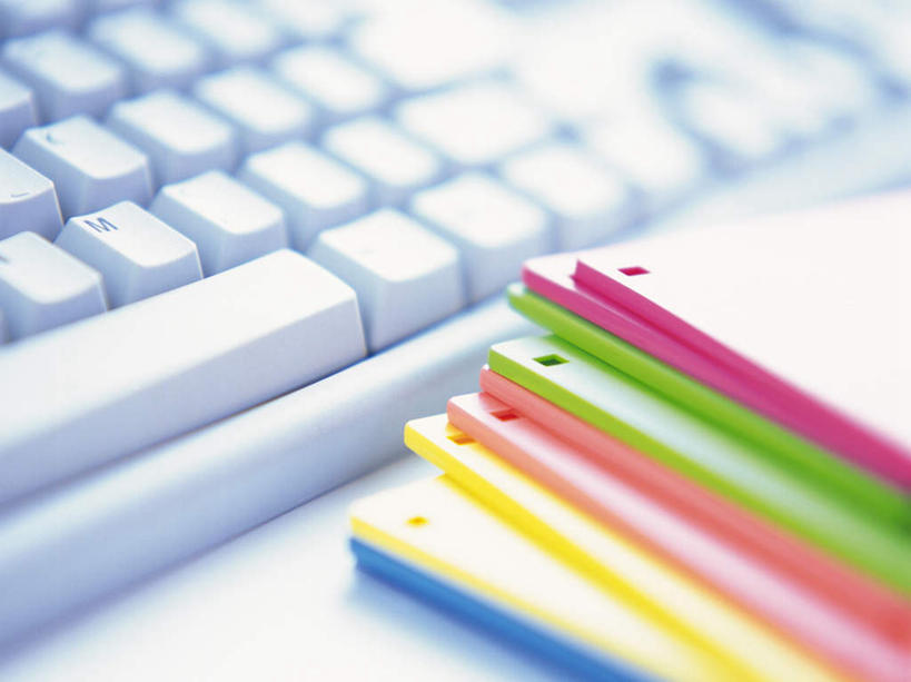 无人,办公室,横图,俯视,室内,特写,白天,办公楼,键盘,数据,家具,桌子,写字楼,静物,一堆,许多,堆叠,堆积,朦胧,模糊,信息,办公桌,存储介质,输入设备,通讯设备,商务楼,堆,软盘,存储,通信设备,办公家具,彩图,高角度拍摄,大楼