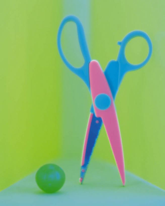 无人,竖图,室内,特写,白天,正面,数码,科技,静物,绿色背景,阴影,网络,剪刀,高光,几何,计算机图形,合成,球,一个,球体,单个,裁剪,电脑合成图,数码合成图,剪子,裁切,剪裁,写实,具体,具象,彩图